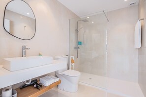 Dusche, Haartrockner, Handtücher, Seife