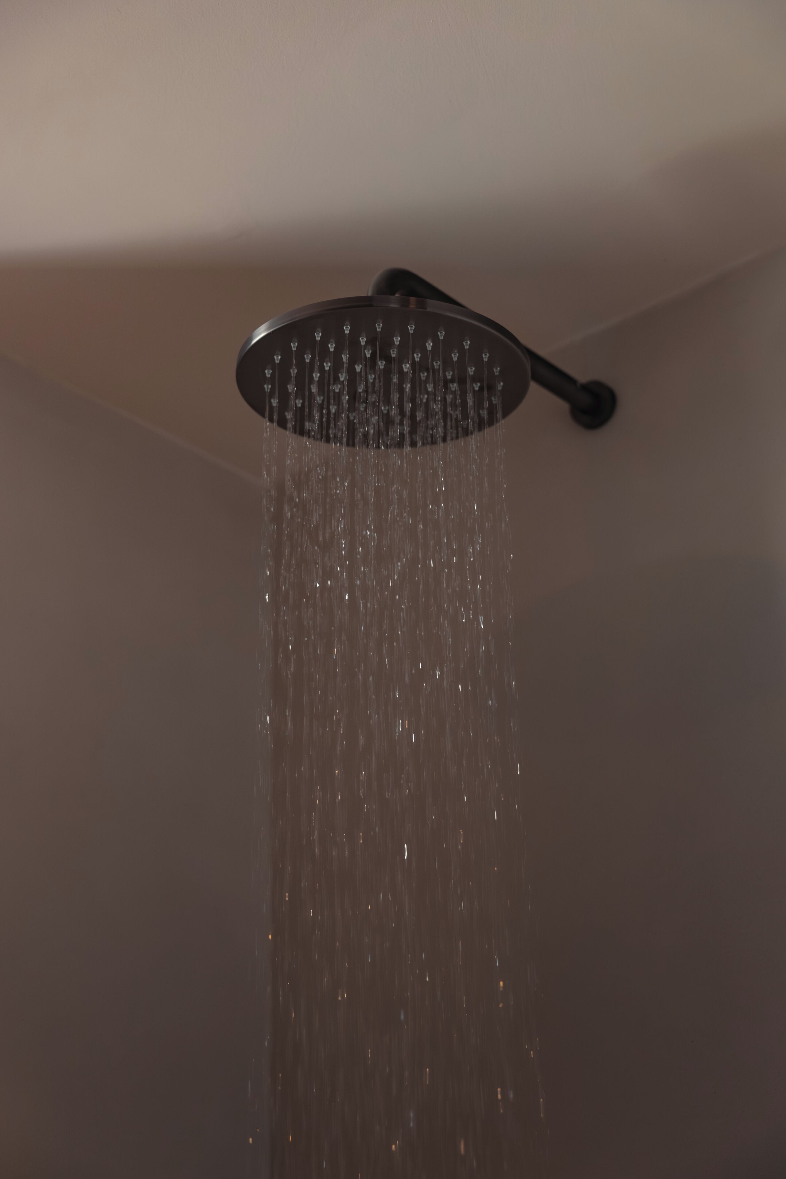 Un cabezal de ducha con agua corriendo.