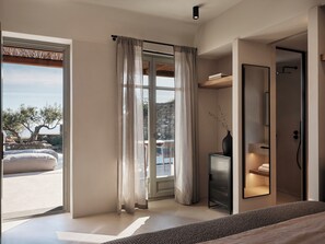 Suite Private Pool Sea View | 客房內保險箱、獨特裝潢、布置獨特、書桌