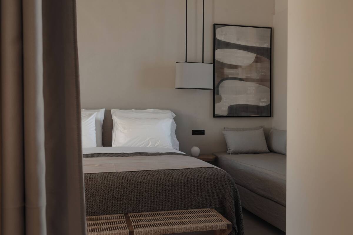Deluxe Room Sea View | 客房內保險箱、書桌、隔音、熨斗/熨衣板