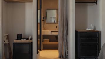 Supreme Family Room Sea View | Badezimmer | Hausschuhe, Handtücher