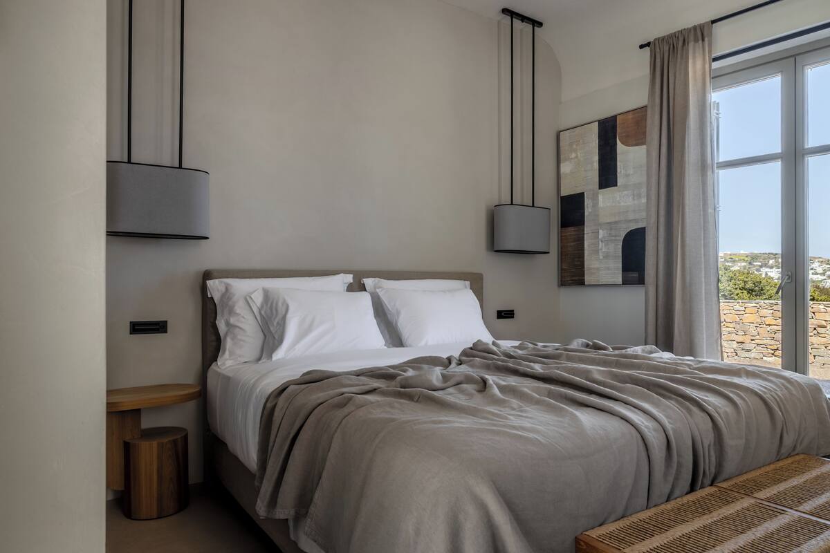 Petit Double Room with Terrace | 客房內保險箱、書桌、隔音、熨斗/熨衣板