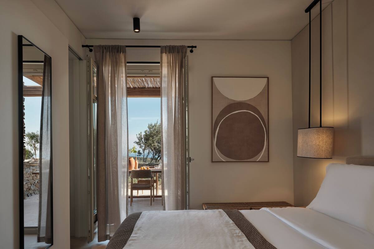 Cave Suite Sea View | 客房內保險箱、書桌、隔音、熨斗/熨衣板