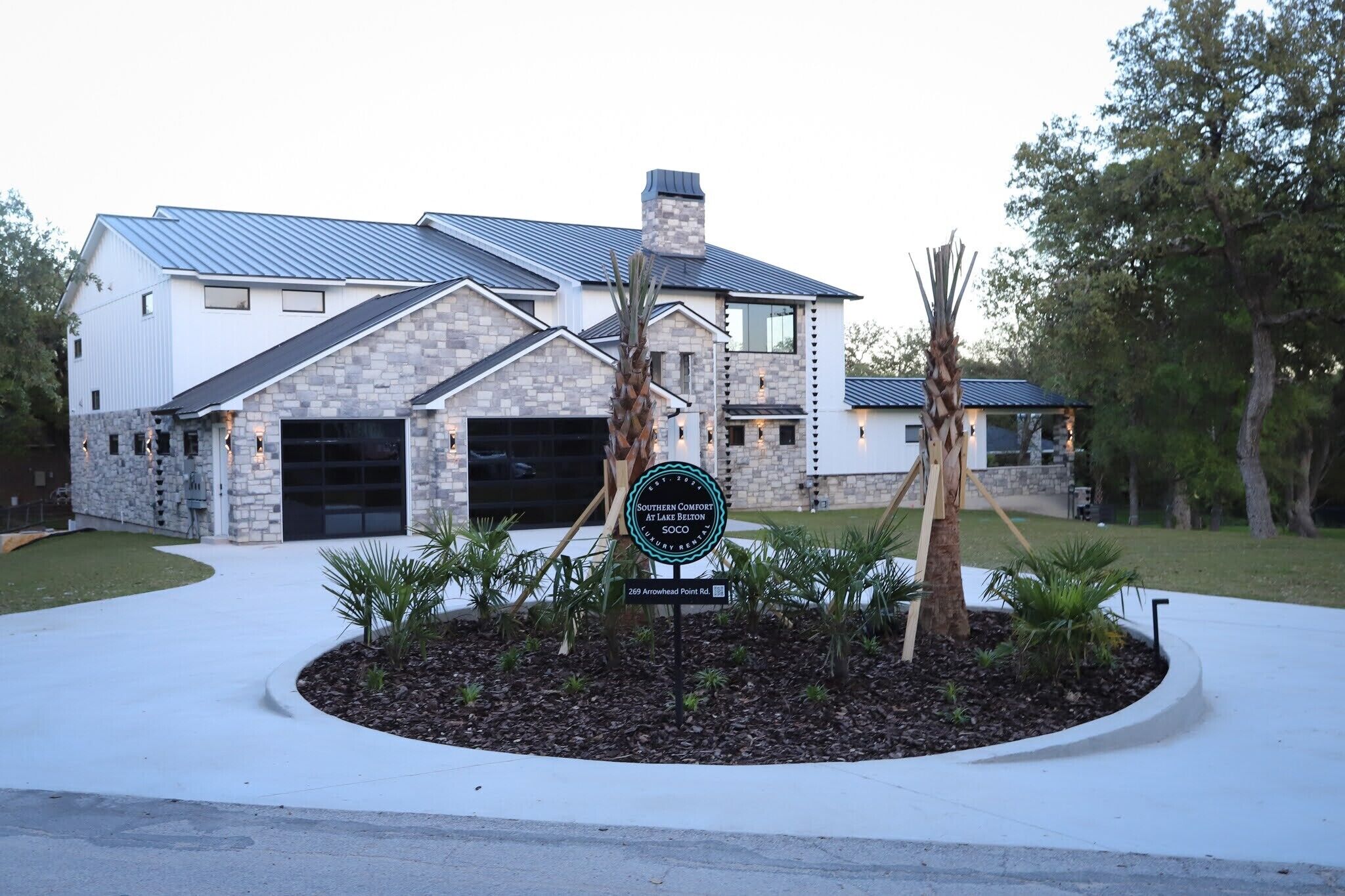 Entertainers Dream just outside of town.If booking issues, please email inquiry.