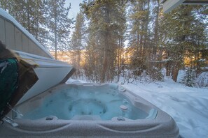 Outdoor spa tub - Walk to ski slopes! Private hot tub and garage! (Keystone)