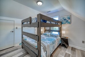 3 habitaciones, tabla de planchar con plancha, wifi y ropa de cama 