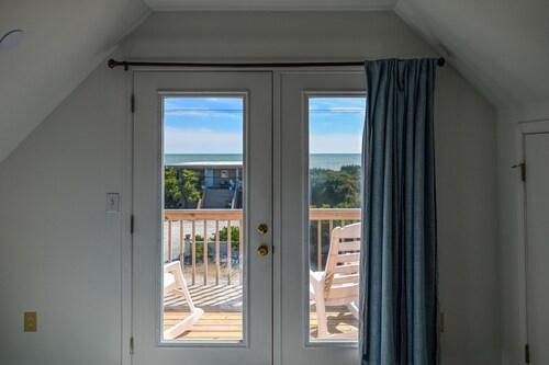 Ocean-View Retreat, Sleep 8, 6-Minute Walk to Restaurants, Pet friendly