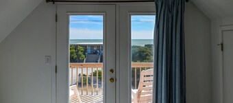 Ocean-View Retreat, Sleep 8, 6-Minute Walk to Restaurants, Pet friendly