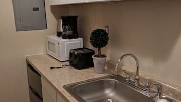 Réfrigérateur, micro-ondes, cafetière/bouilloire