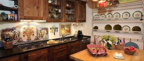 Microondas, lavavajillas y periquera