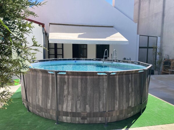 Una piscina al aire libre