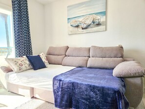 2 bedrooms, in-room safe, iron/ironing board, travel cot - 600 metre walk to the beach, Riviera del Sol (Mijas Costa)