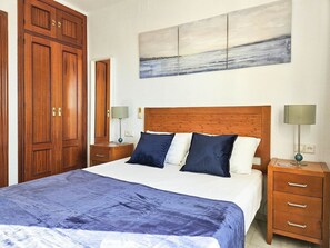 2 chambres, coffre-fort, fer et planche à repasser, lit de bébé portatif