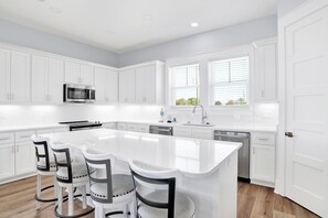 Kylskåp, mikrovågsugn, ugn och diskmaskin