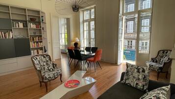 TV connectée, lecteur de DVD, livres