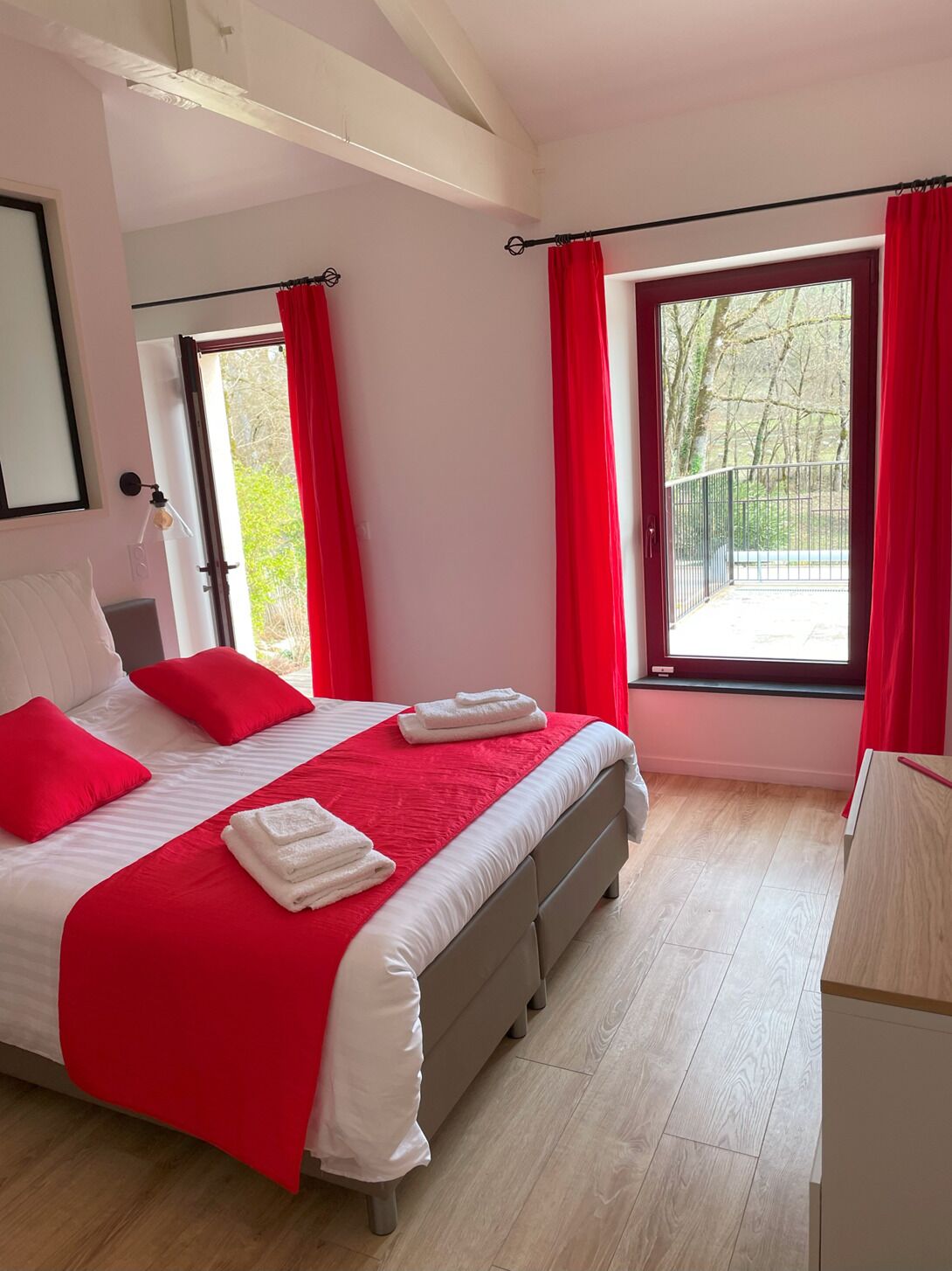 5 slaapkamers, een kluis op de kamer, een bureau