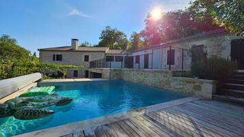 Een buitenzwembad en een verwarmd zwembad