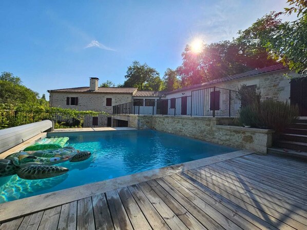 Utendørsbasseng og et oppvarmet basseng