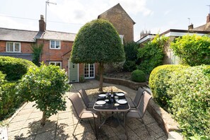 Outdoor dining - Delightful dog-friendly cottage - Orchard Cottage, Hook Norton (Hook Norton)