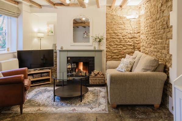 TV, fireplace - Delightful dog-friendly cottage - Orchard Cottage, Hook Norton (Hook Norton)