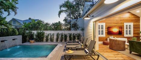 Een verwarmd zwembad