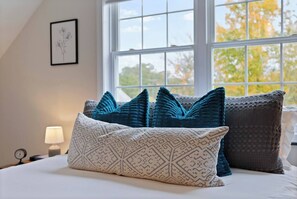 3 bedrooms, desk, iron/ironing board, travel crib