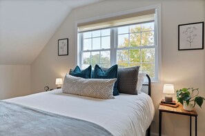 3 bedrooms, desk, iron/ironing board, travel cot