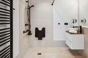 Suite estudio | Baño | Artículos de higiene personal ecológicos, secador de pelo y toallas