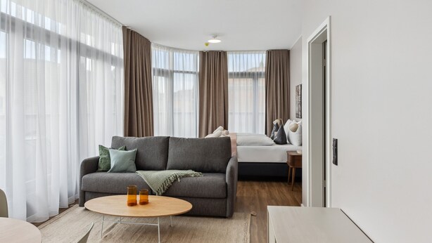 Habitació amb dos llits individuals | Escriptori, espai de treball apte per a portàtils i cortines opaques 