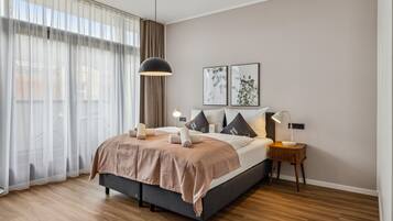 Suite + balcony - wheelchair accessible | 1 bedroom, individually decorated, individually furnished, desk