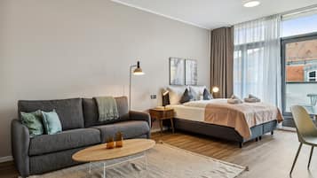 Dreibettzimmer | Individuell dekoriert, individuell eingerichtet, Schreibtisch