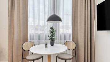 Standard-Suite | Individuell dekoriert, individuell eingerichtet, Schreibtisch