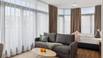 Zweibettzimmer | Individuell dekoriert, individuell eingerichtet, Schreibtisch