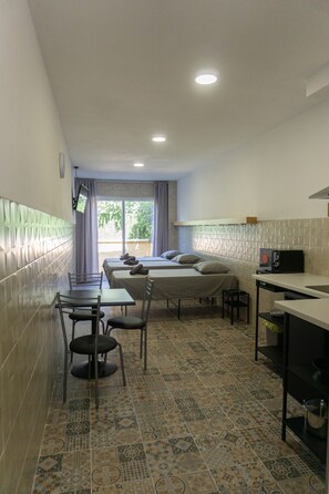 Peti besi dalam bilik, kalis bunyi, Wi-fi percuma, cadar katil