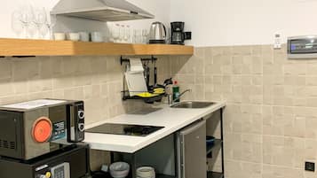 Frigorífico grande, microondas, placa de cocina y lavavajillas