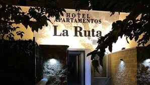 A hotel entrance with a sign reading "HOTEL APARTAMENTOS La Ruta." - Hotel Apartamento La Ruta (Calpe)