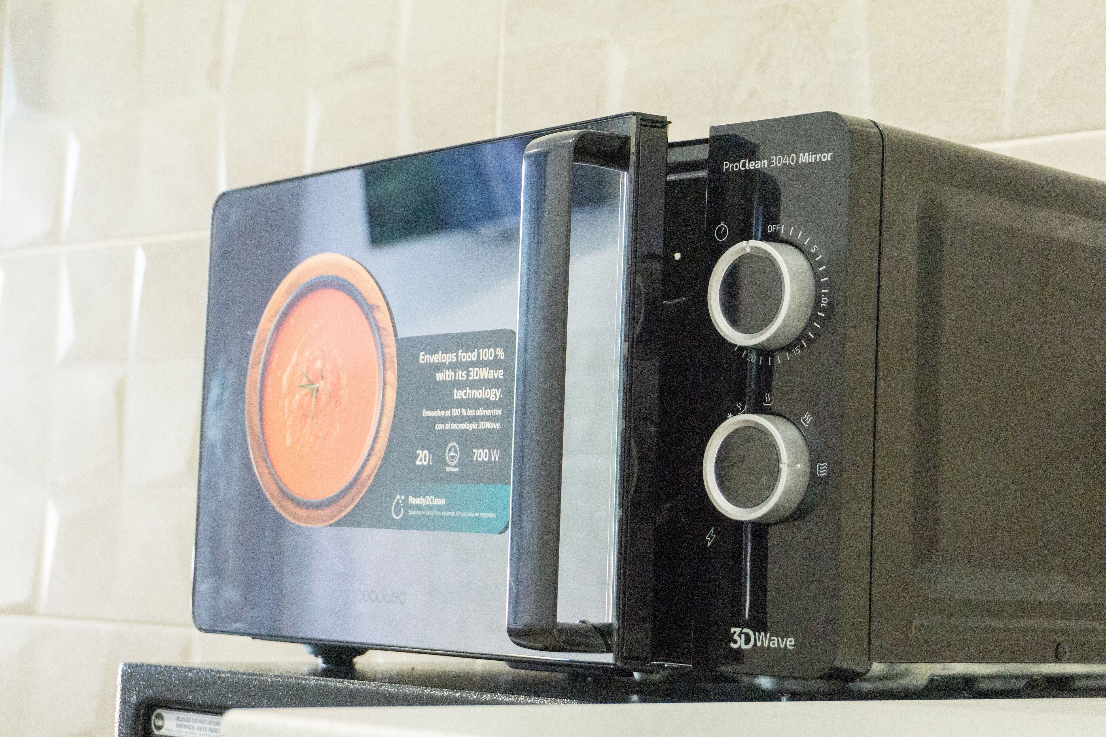 Un microondas con tecnología de pantalla 3DWave y función espejo ProClean 3040.