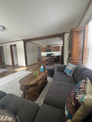 スマートテレビ、暖炉、書庫