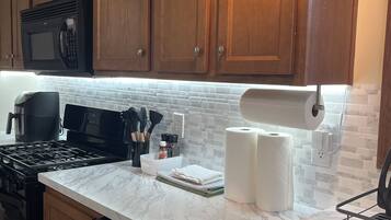 Køleskab, mikrobølgeovn, ovn, kogeplade