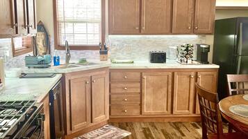 Jääkaappi, mikroaaltouuni, uuni, liesi