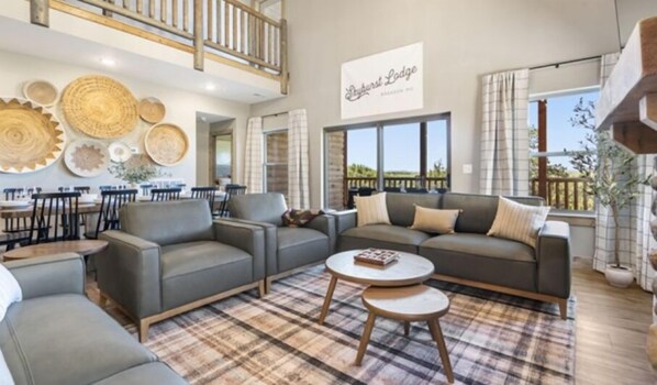 TV connectée, cheminée, jeux vidéo, baby-foot