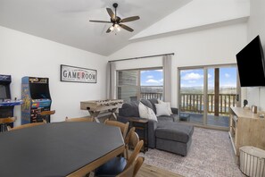 Smart TV, chimenea, videojuegos y futbolito