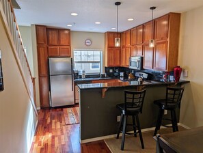 ثلاجة، ميكروويف، فرن، موقد طهي مسطح