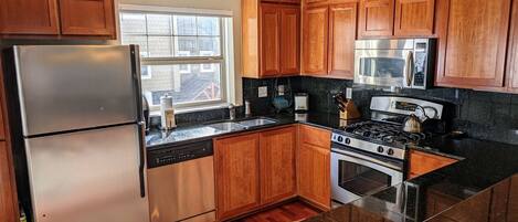 Een koelkast, een magnetron, een oven, een kookplaat