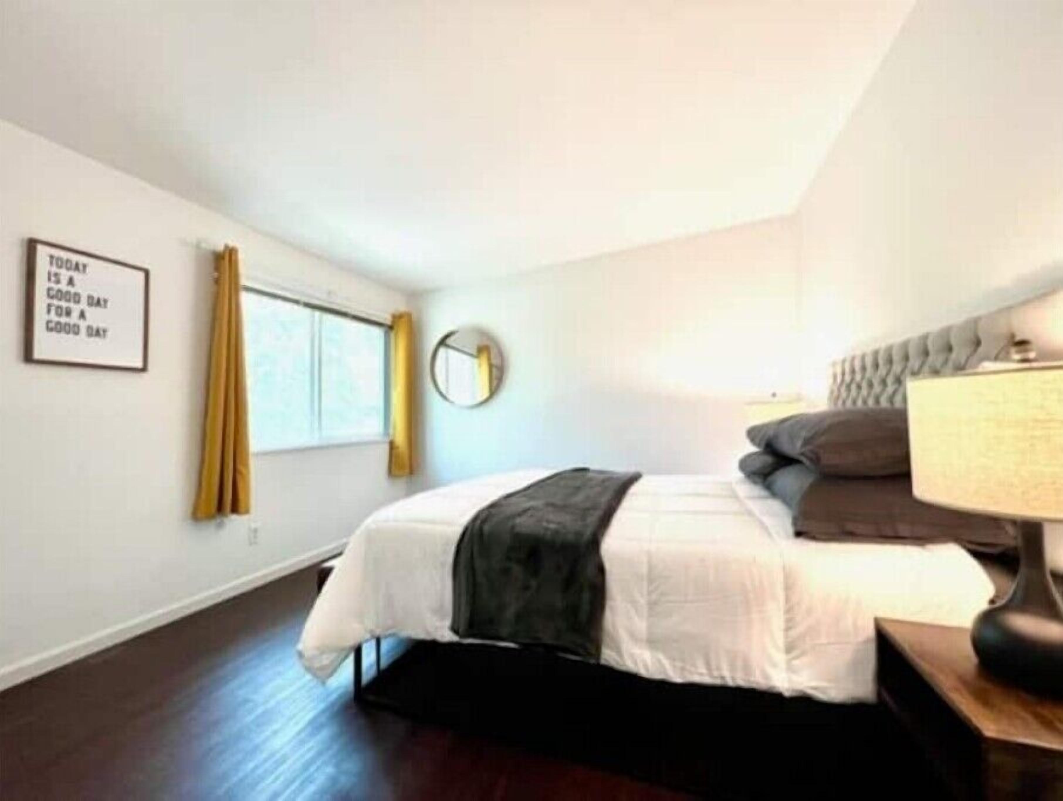 2 chambres, bureau, fer et planche à repasser, accès au Wi-Fi (inclus)