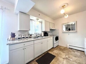 Jääkaappi, mikroaaltouuni, uuni, liesi