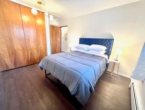2 bedrooms, iron/ironing board, free WiFi, bed sheets - Cozy 2BR Mid-Century Townhouse w/Parking Near Downtown Ann Arbor & The Big House (Ann Arbor)