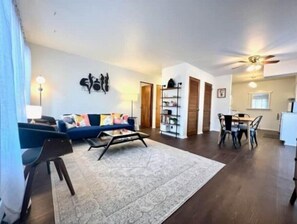 Smart TV - Cozy 2BR Mid-Century Townhouse w/Parking Near Downtown Ann Arbor & The Big House (Ann Arbor)