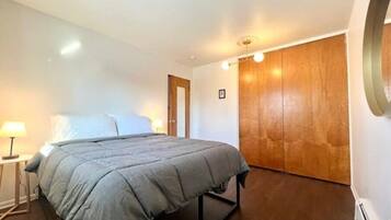 2 makuuhuonetta, silitysrauta/-lauta, ilmainen Wi-Fi, vuodevaatteet