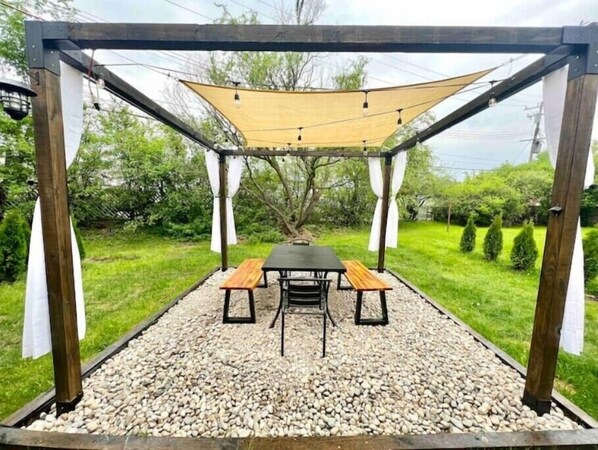 Outdoor dining - Cozy 2BR Mid-Century Townhouse w/Parking Near Downtown Ann Arbor & The Big House (Ann Arbor)